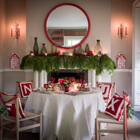 Green-and-Red-Christmas-Dining-Homes-and-Garden