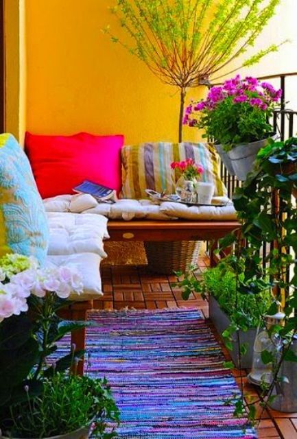 creative-yet-simple-summer-balcony-idea
