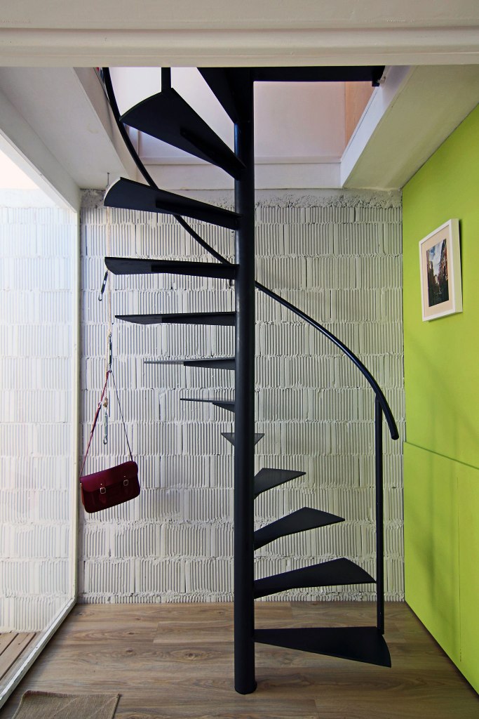 interior-black-iron-scandinavian-staircase