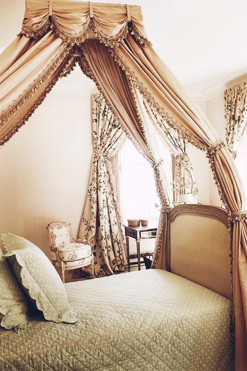 Romantic Traditional Canopy Bed