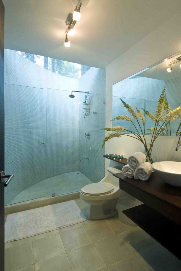 fantastic-white-luxurious-bathroom