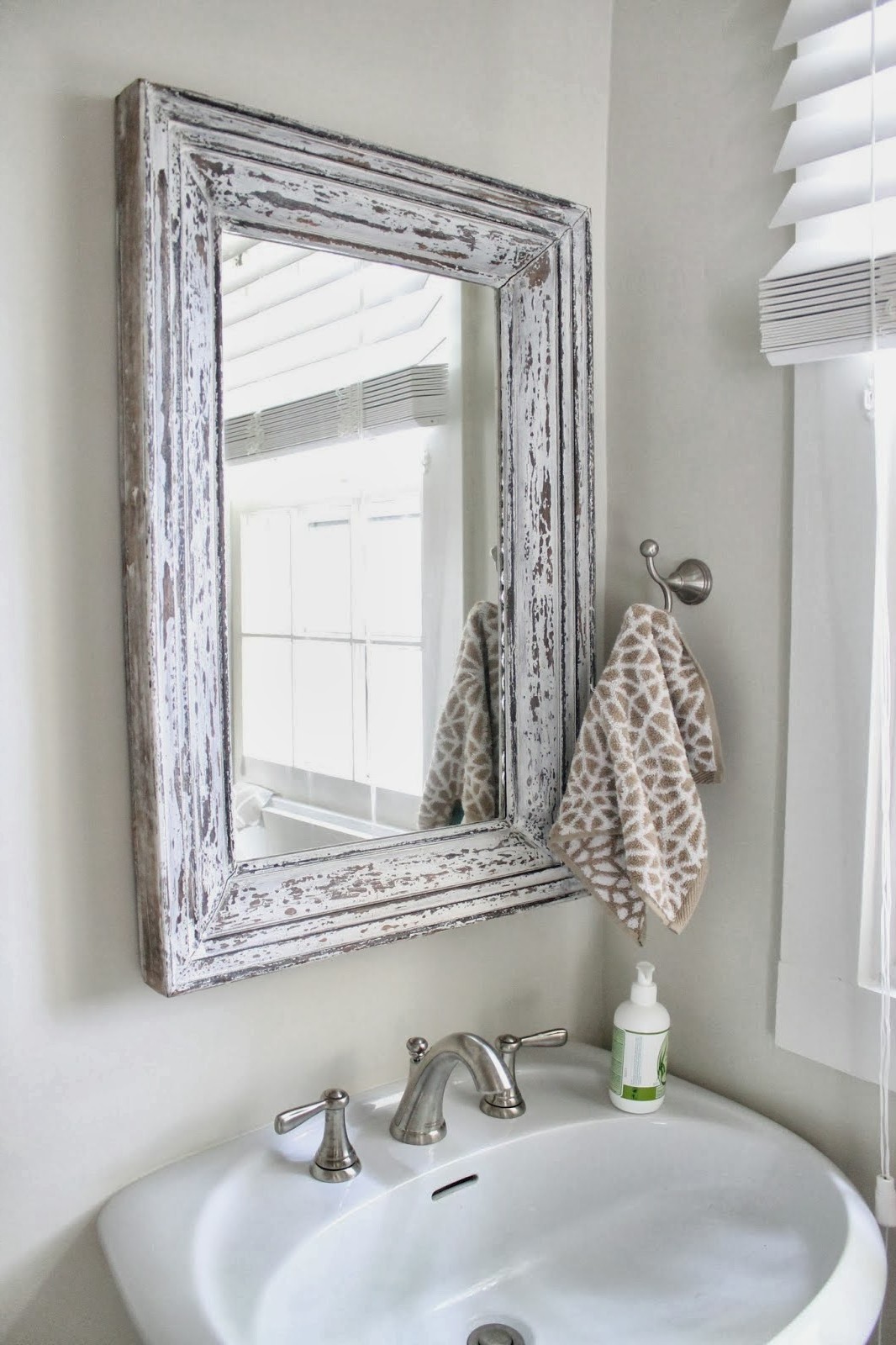 Fabulous-white-shabby-chic-bathroom-mirror-Photo-Ideas