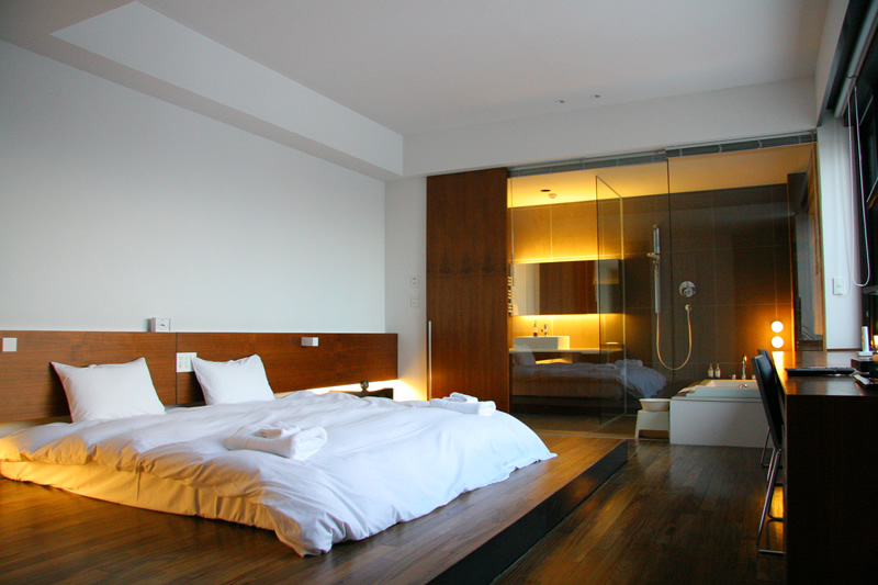 master-bedroom-design-ideas-with-wooden-floor-and-bathroom-inside