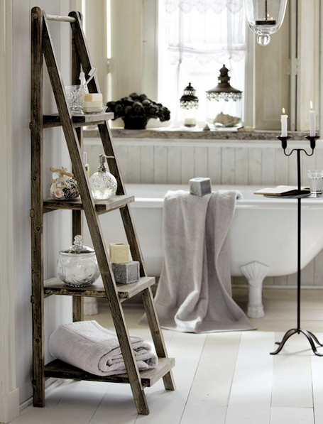 shabby-chic-bathroom-white-wooden-shelves