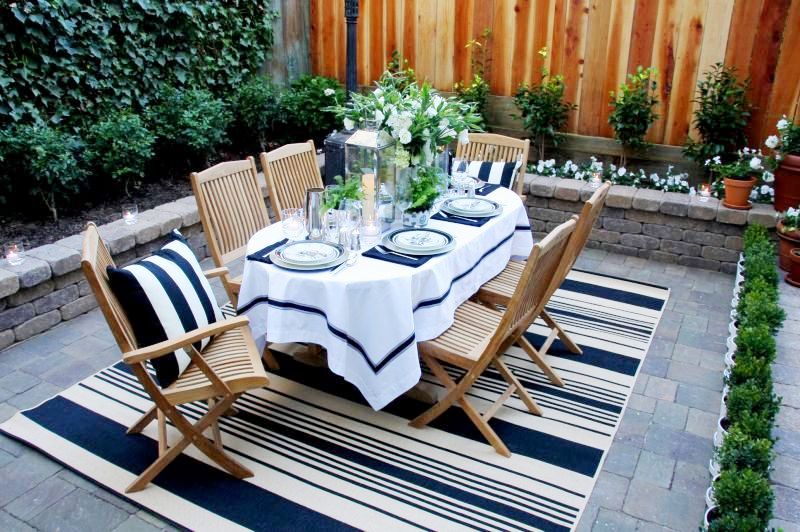 Dark-blue-and-white-dinner-party-outdoor-dining-room-teak-furniture