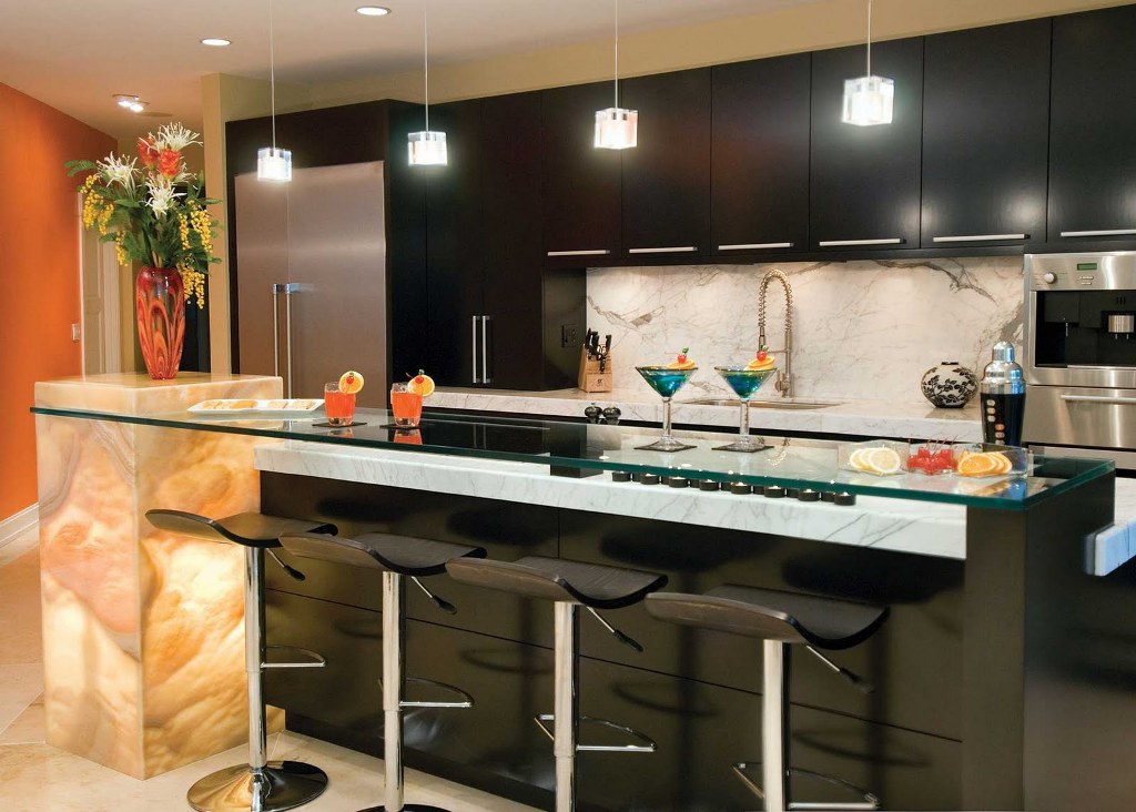 Functional contemporary kitchen with kitchen bar