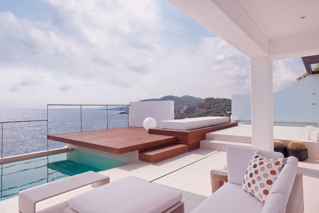 Modern-Patio-with-Wood-Deck-Design-Villa