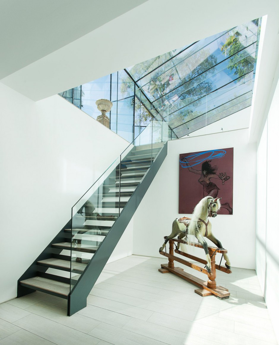 Modern glass wing staircase