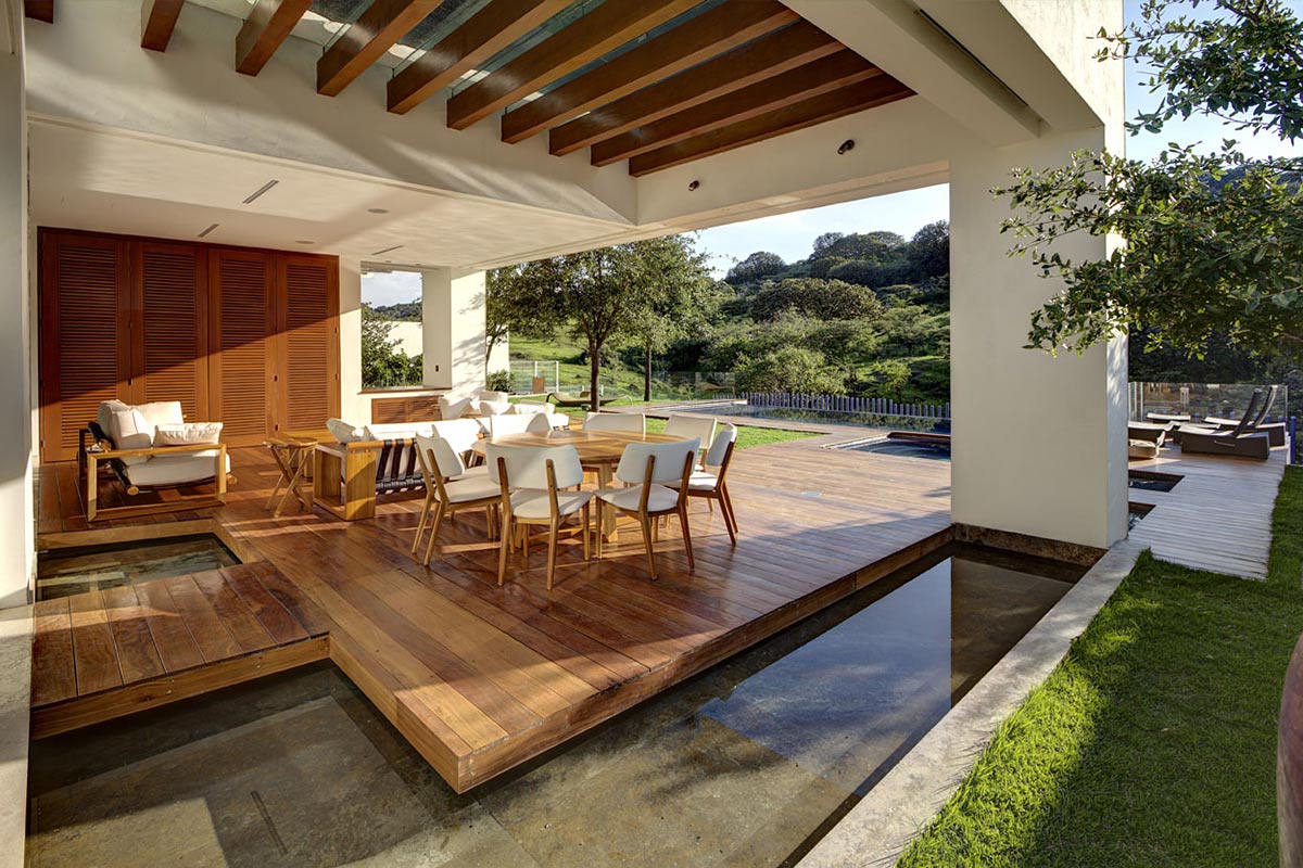 Outdoor Dining with Water Feature