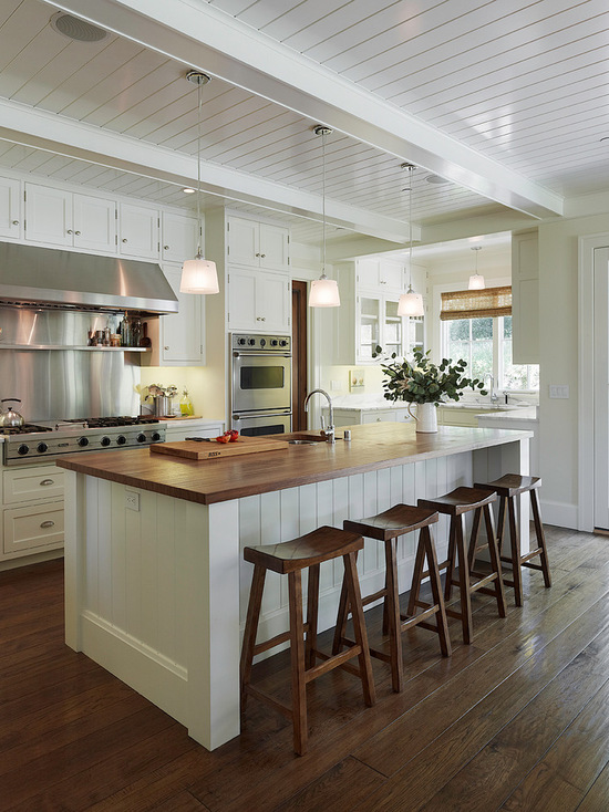 traditional-kitchen-with-bar-stools