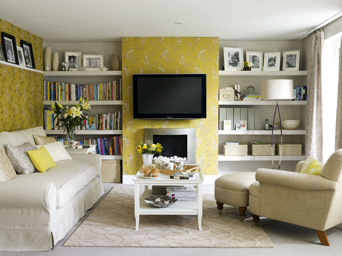 yellow-wallpaper-living-room