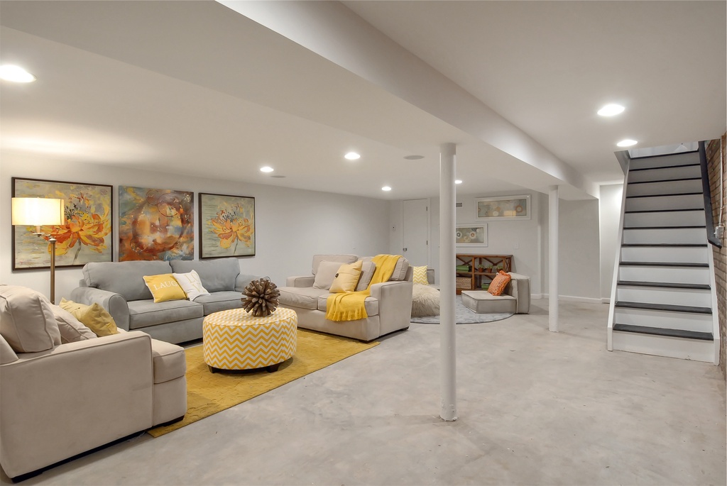 basement-with-concrete-flooring-and-basement-bar