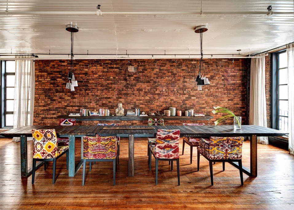 eclectic-dining-room-with-dining-table-pendant-lights-and-wood-ceiling