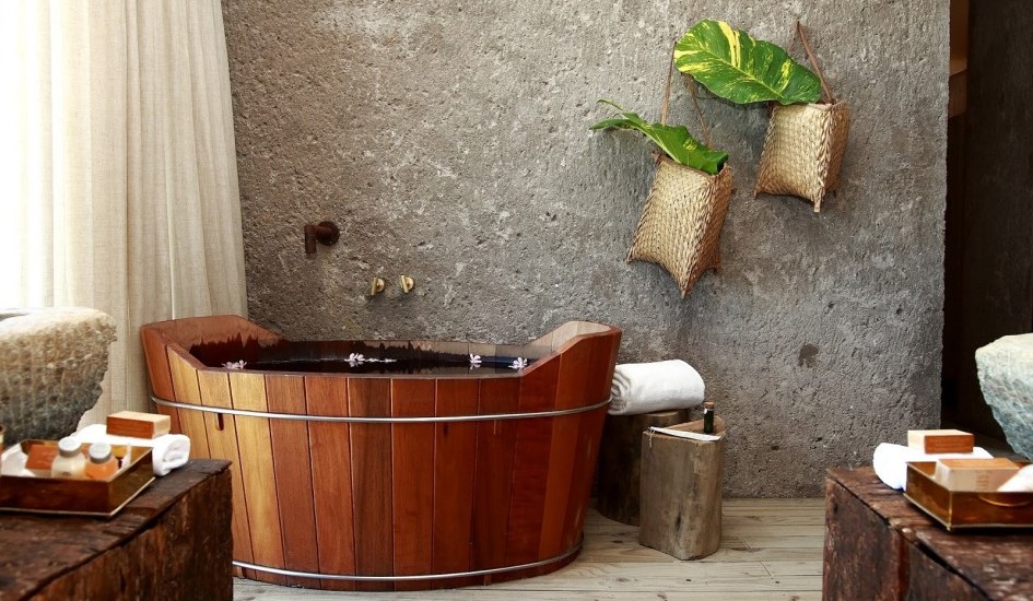 outstanding-tropical-bathroom_concrete-wall_wooden-free-standing-bathtub
