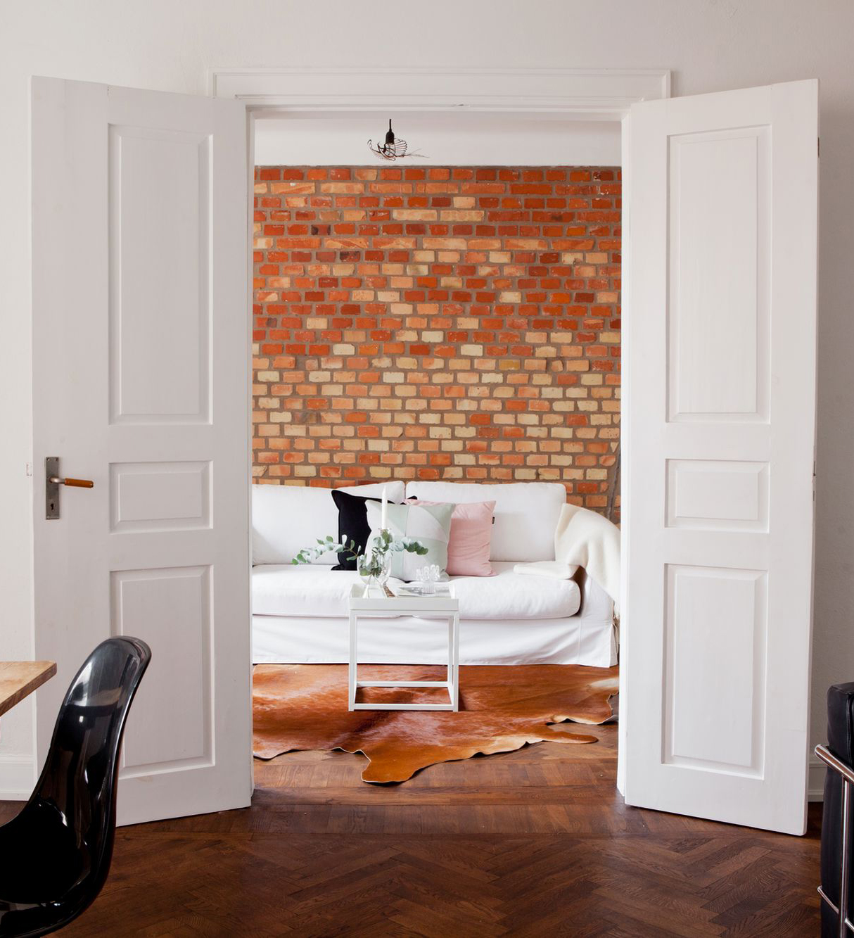 Living Room With Exposed Brick Wall (16)
