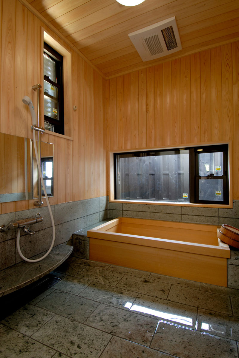 Amazing Bathrooms With Wooden Bathtub (24)