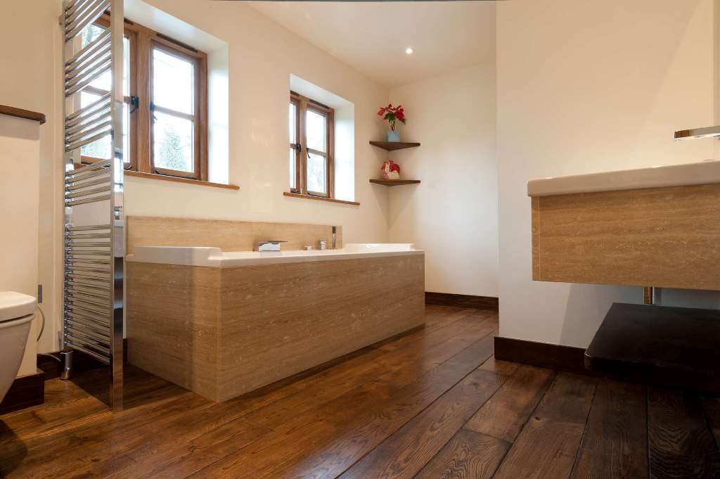 bathroom-with-oak-wood-flooring