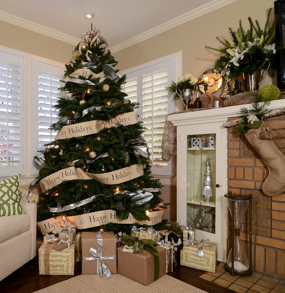 classic-family-room-christmas-tree-decoration