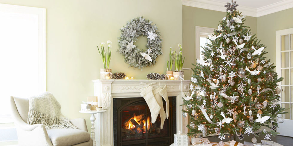 classy-christmas-tree-with-white-decoration