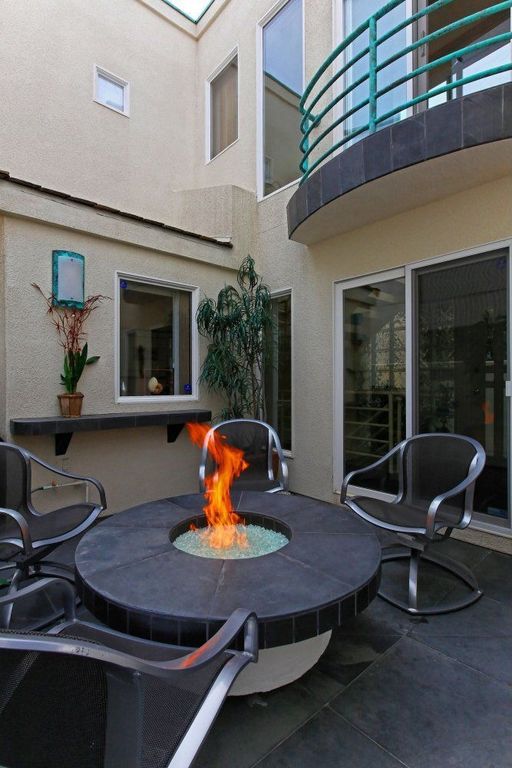contemporary-patio-design-with-fire-pit