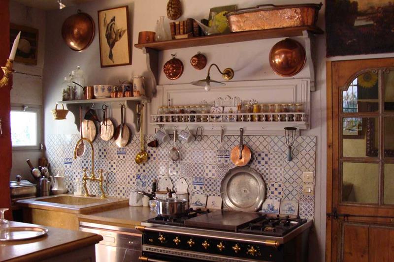 country-kitchen-with-eclectic-mix