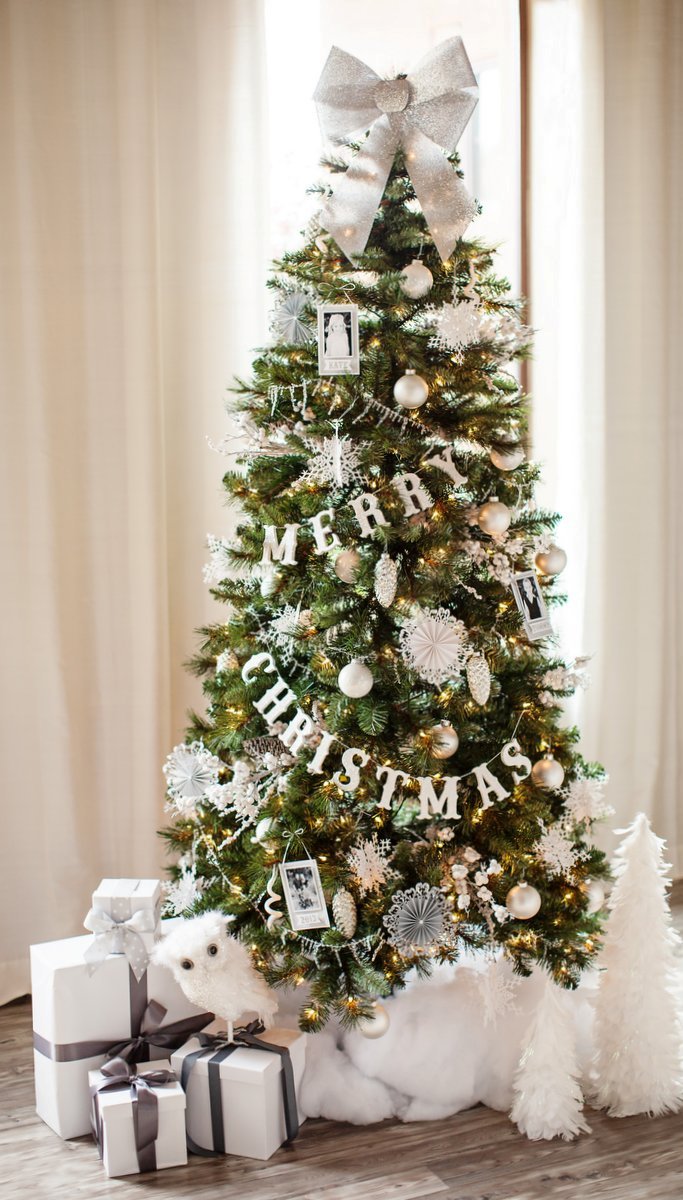 glittered-wood-letter-garland-christmas-tree