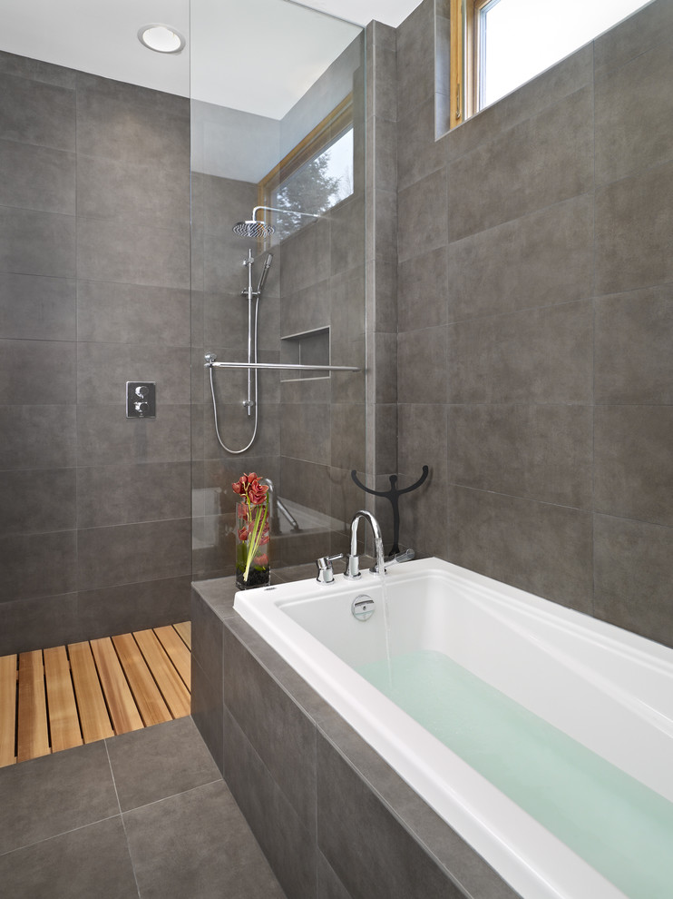 modern-ensuite-shower-and-bath-tub