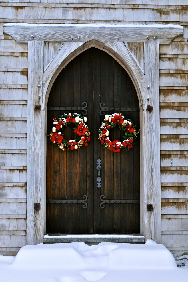 rustic-entry-door-christmas-wreath
