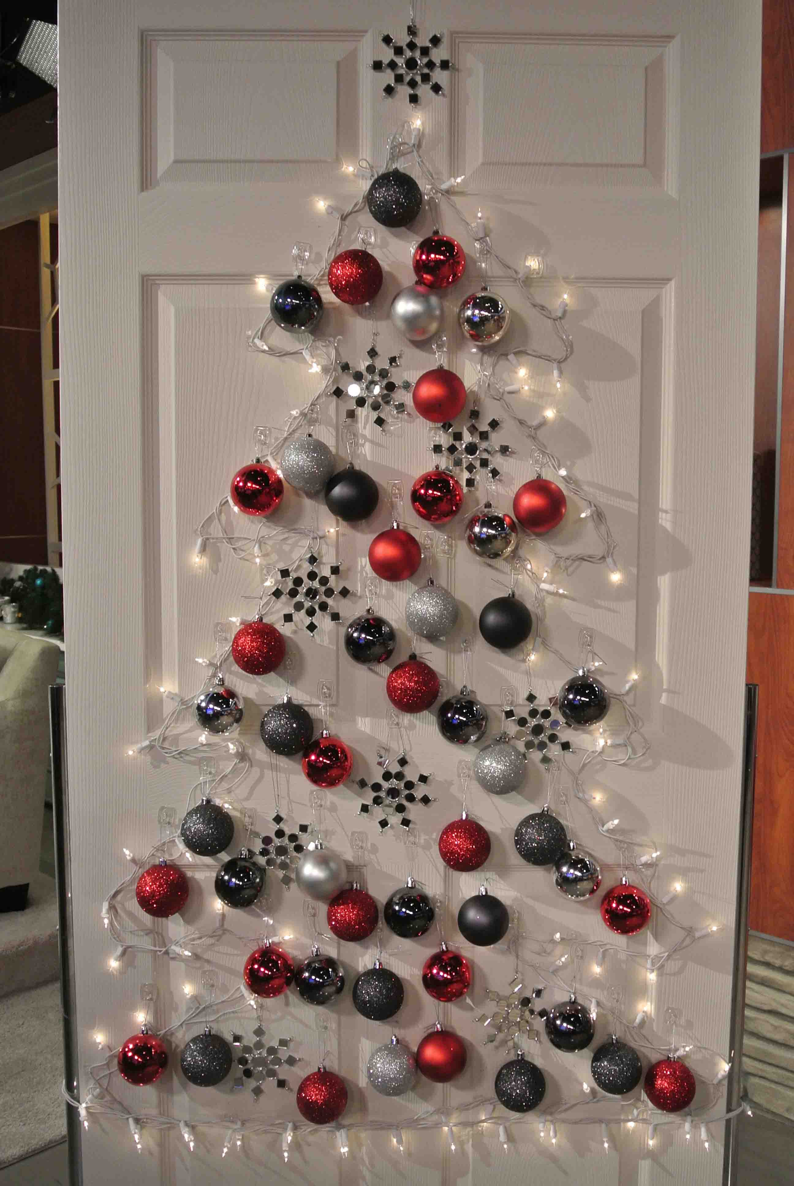 simple-christmas-door-shiny-bells-decorating-ideas