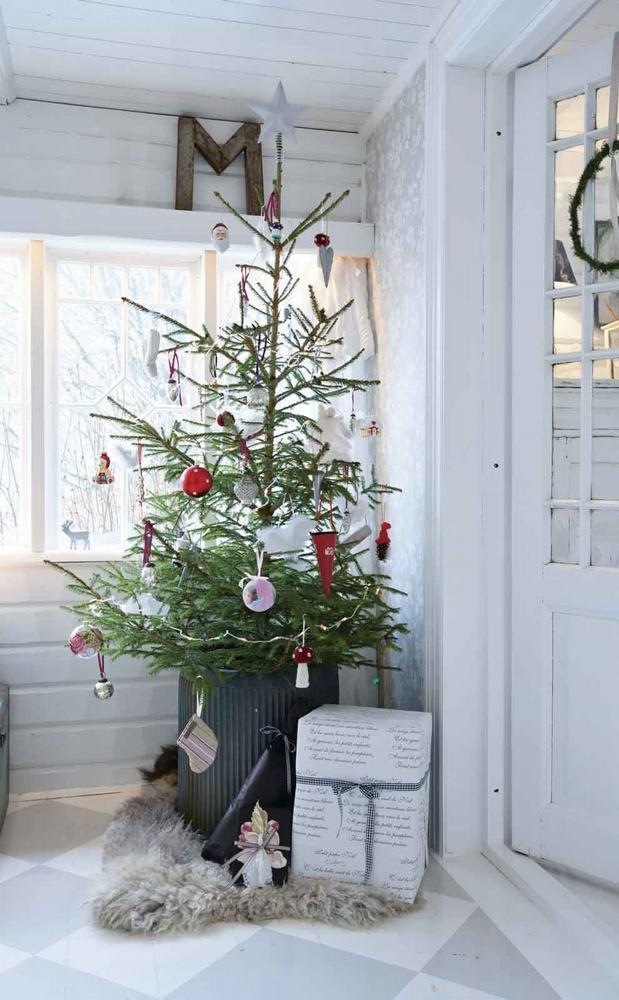 simple-corner-christmas-decorating-ideas