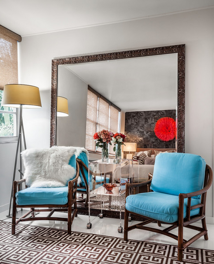 small-living-room-ideas-with-oversized-mirror-behind-chairs