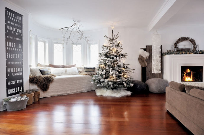 white-living-room-christmas-decorations