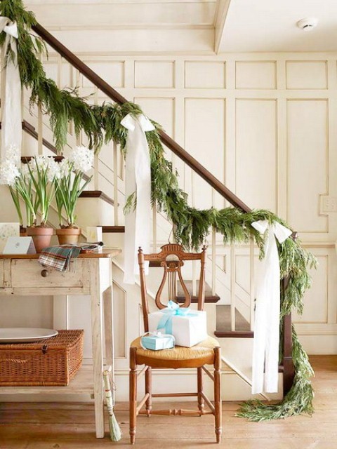 christmas-staircase-decorating-10