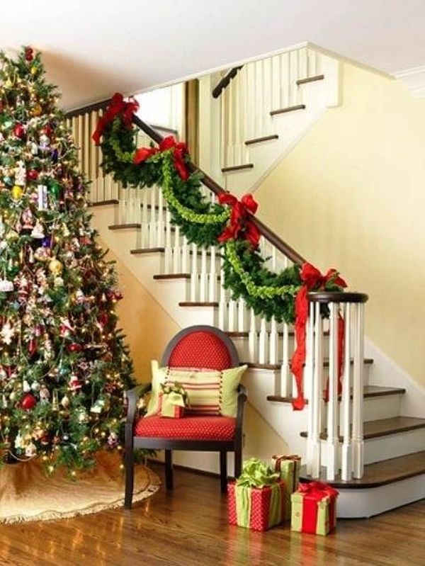 christmas-staircase-decorating-22