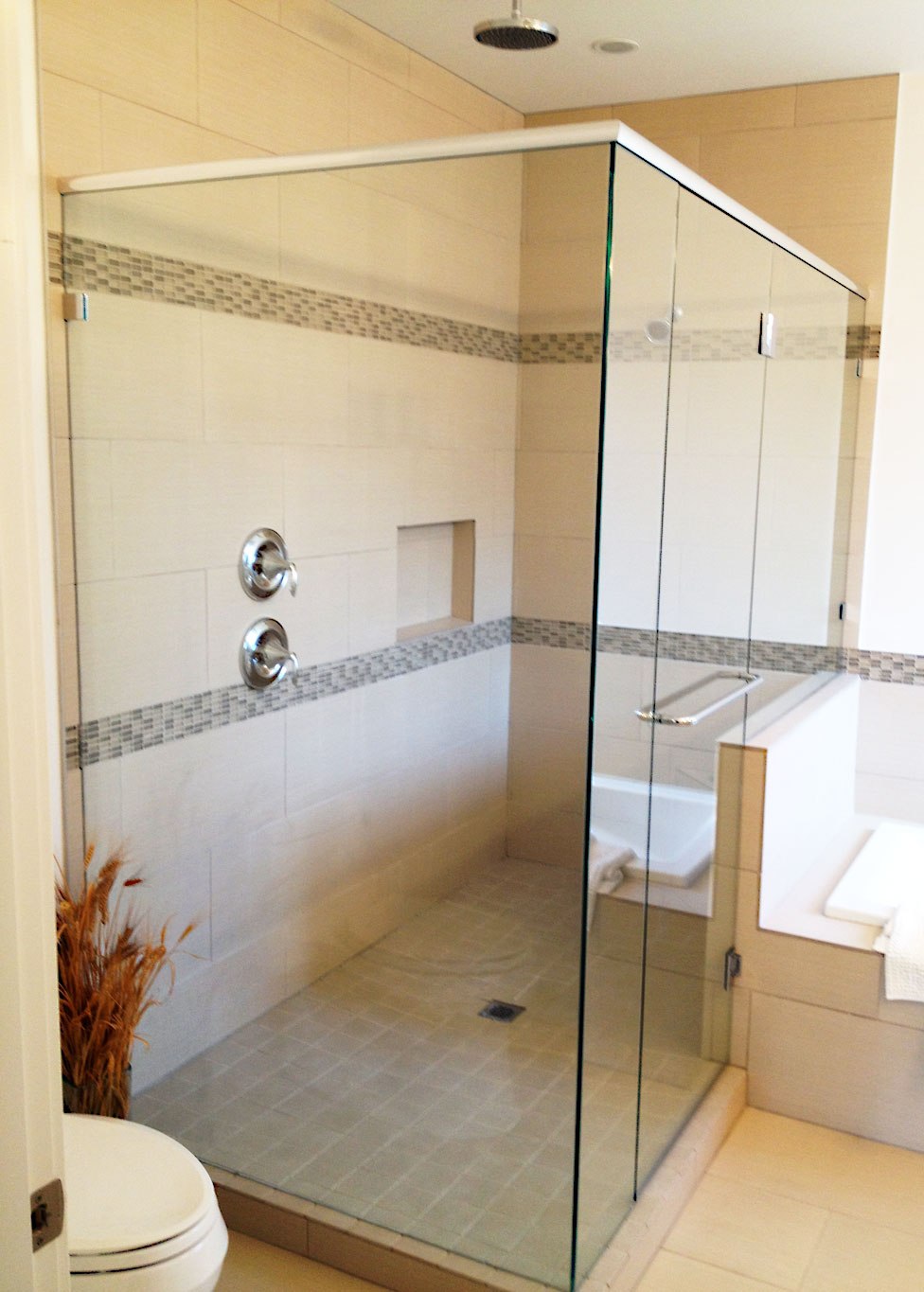 modern-bathrooms-with-glass-showers