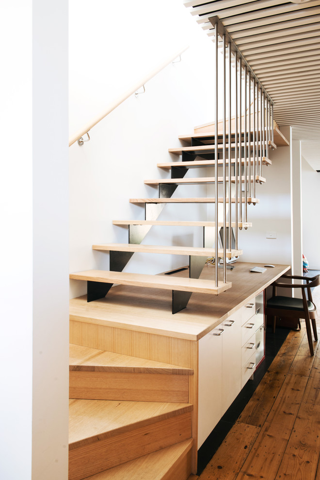 Mid-sized Scandinavian Wooden U-shaped Staircase