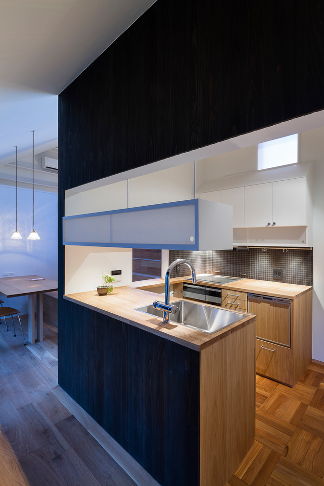 Zen U-shaped Brown Floor Kitchen