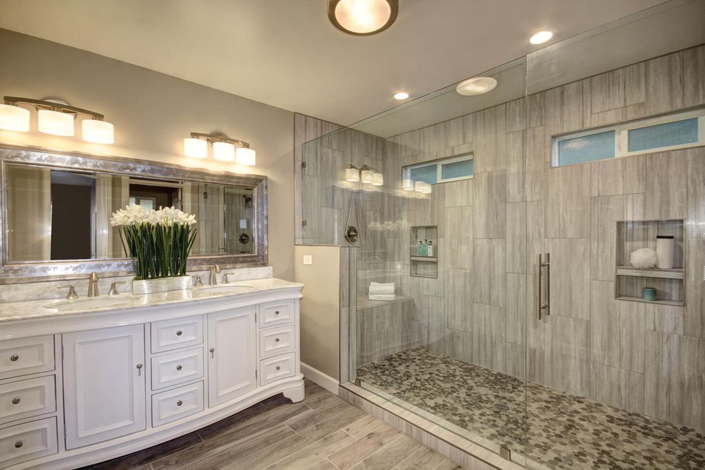 Master Bathroom Luxurious Design with Granite and Marble