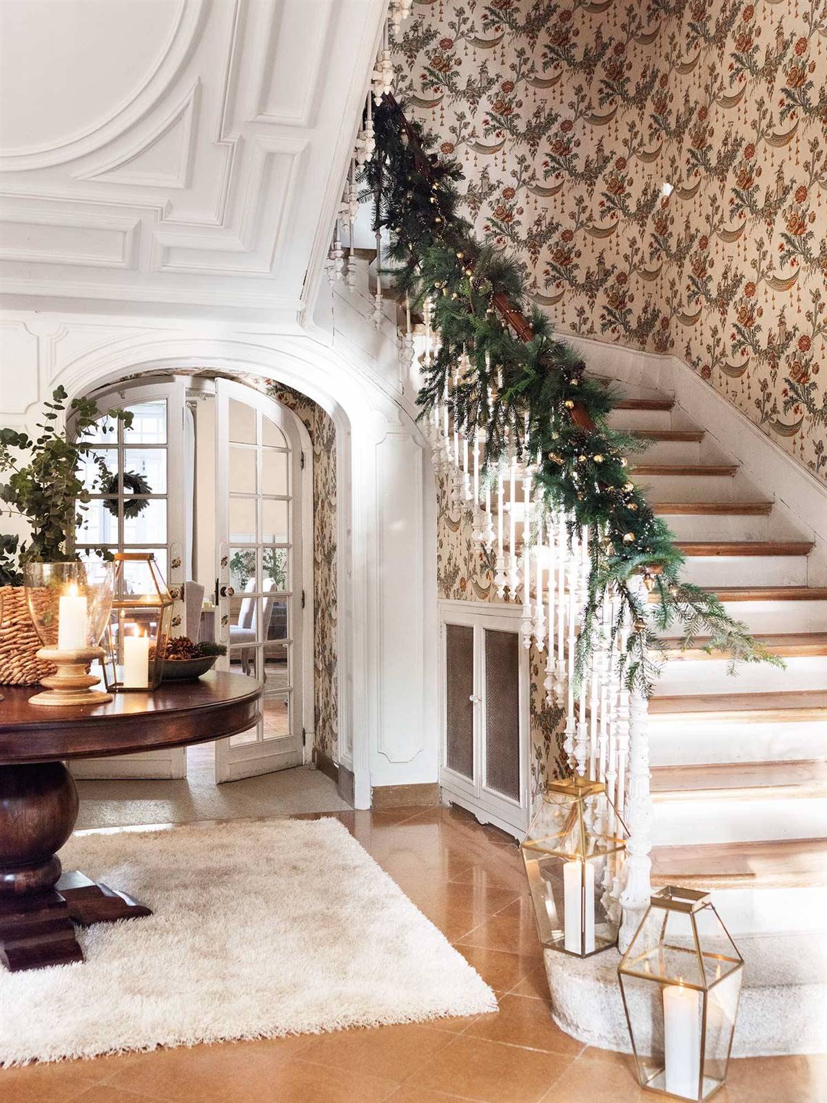 A CHRISTMAS GARLAND TO DRESS STAIRS