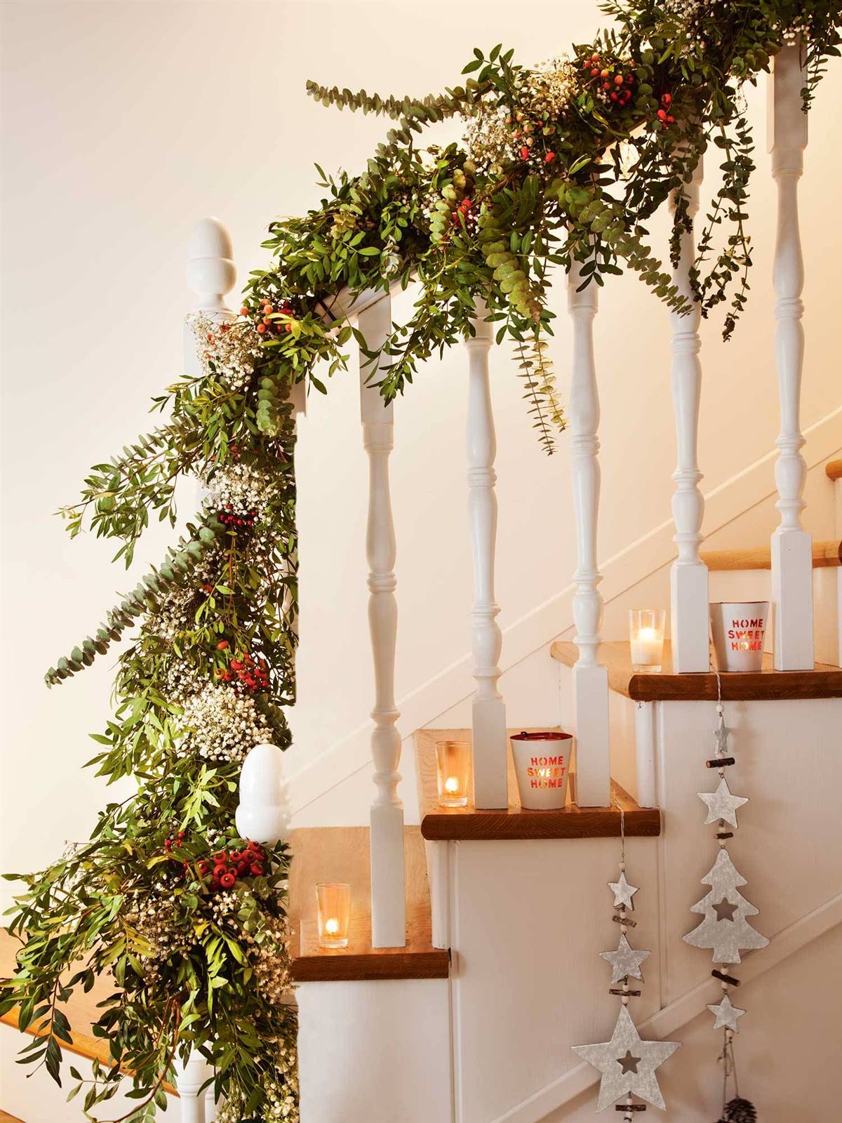 DECORATE THE STAIRCASE WITH A GREEN GARLAND