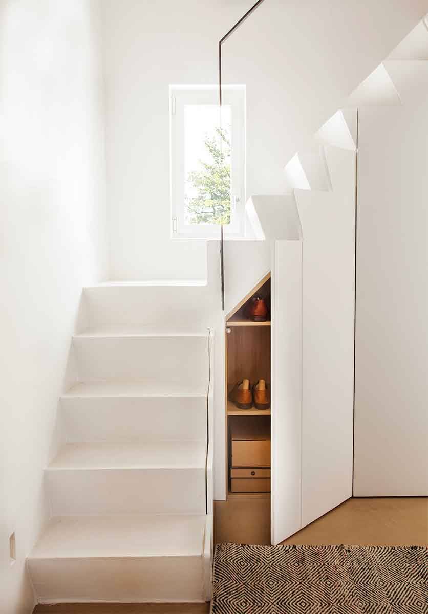 TAKE ADVANTAGE OF THE GAP UNDER THE STAIRS WITH A MINI CLOSET