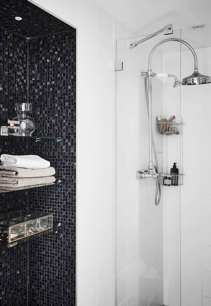 Optimize the use of space by making a large niche with shelves to place towels and decorative objects