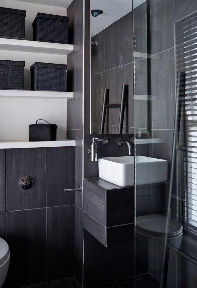 Simple small bathroom with dark finish and contrast with the dishes