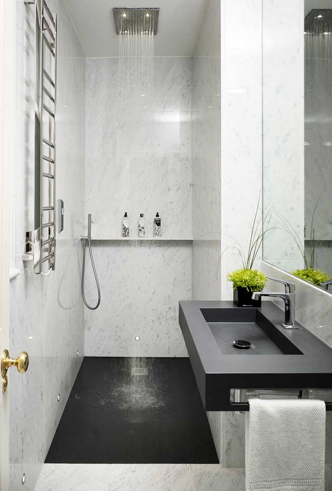 The ceiling shower gives more elegance to the project, in addition to keeping the wall cleaner