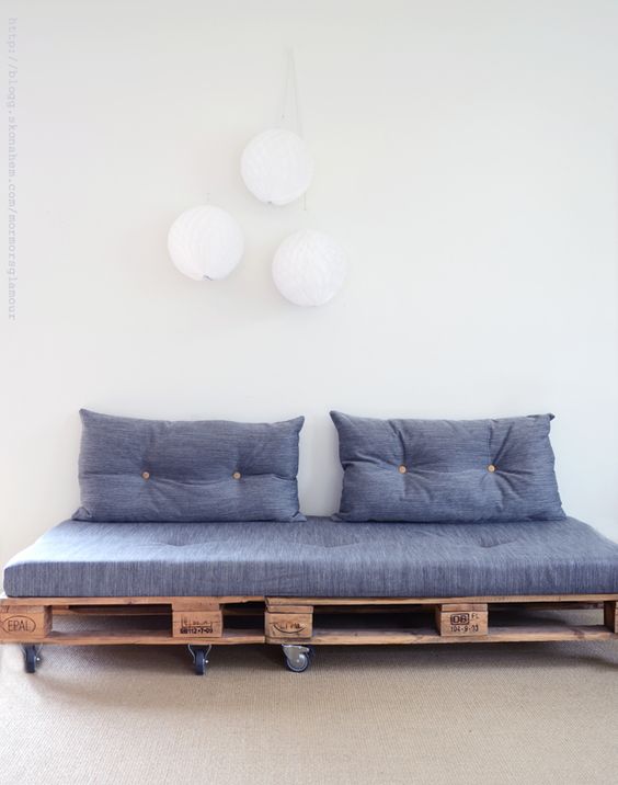 01. Pallet sofa model with casters for 2 places