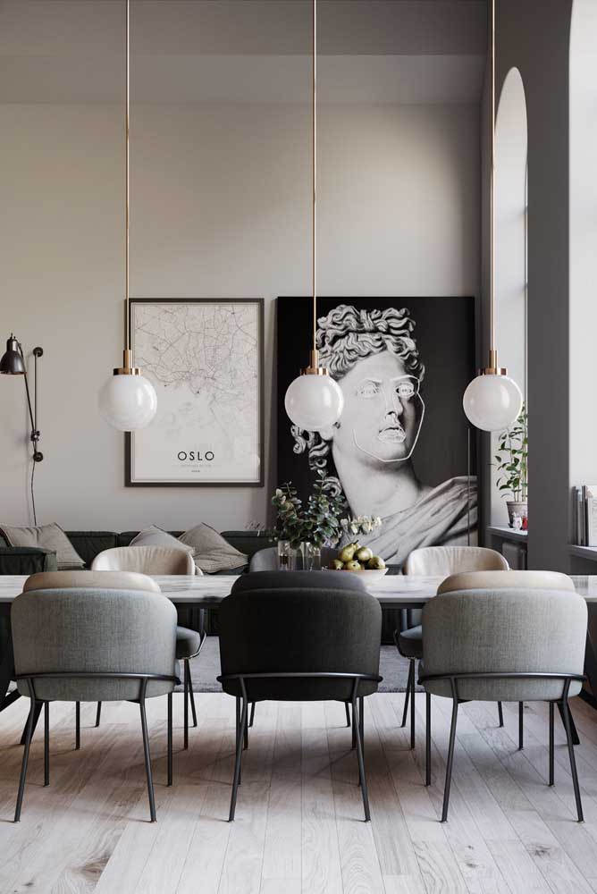 02. Modern and elegant dining room decoration with an emphasis on paintings.