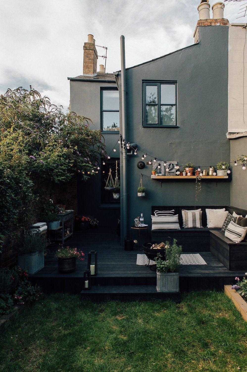 07 - Matte black for a contemporary and warm terrace