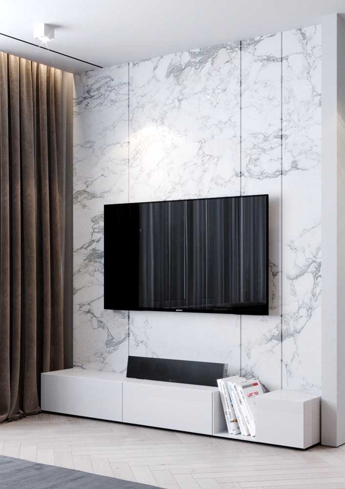 10. Living room with marble panel: sophisticated solution.