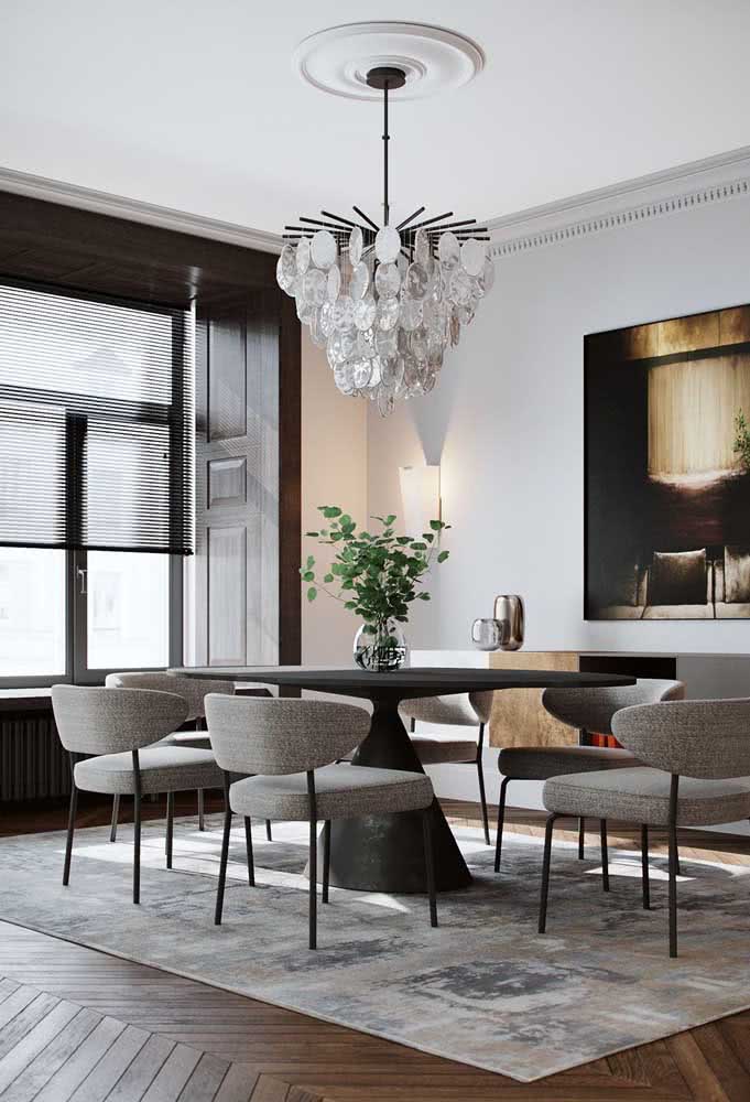 11 - Glamorous, this modern chandelier for the dining room stands out for its glass pieces.