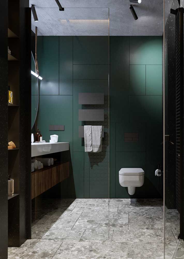 13. Sober and neutral tones mark the decor of this bathroom.